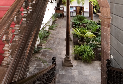 Patio anterior desde la escalera noble