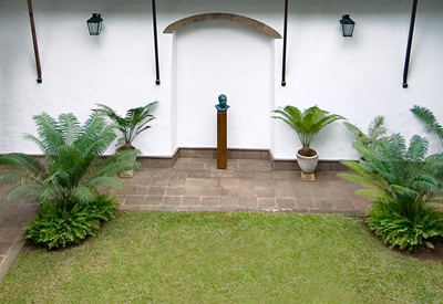 Patio posterior. Balconadas y antigua portada de acceso de carruajes