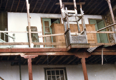 Fachada al norte del patio posterior con el cerramiento antiguo de madera al descubierto