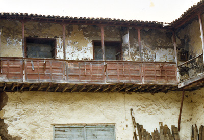 Fachada al sur y �ngulo nororiental del patio posterior