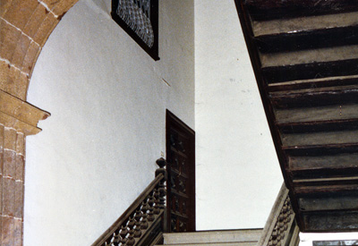 Principio de la escalera principal